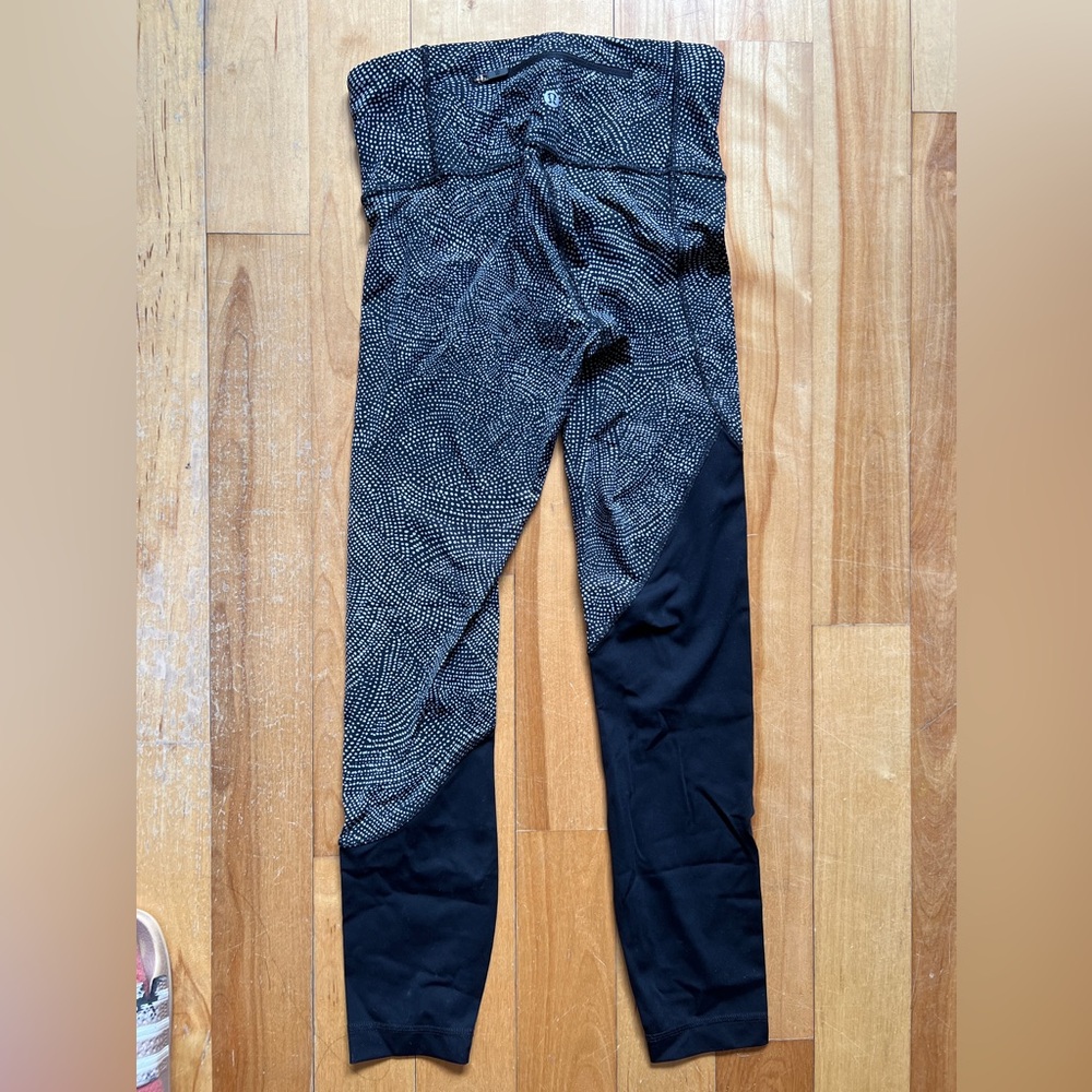 Lululemon colour block leggings with back zip pocket